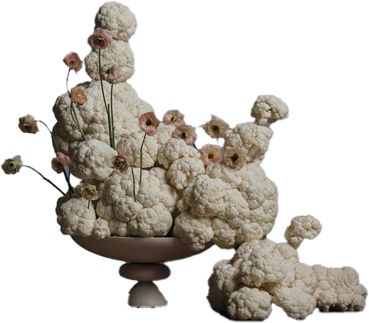 Arreglo escultórico floral en tonos marfil